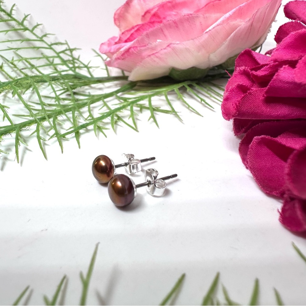 NEW⚜️Freshwater Cocoa Pearl Stud Earrings - Picture 3 of 8